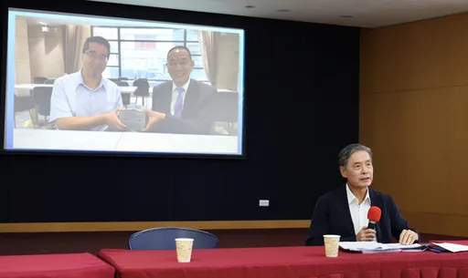 金小刀出大招！出示蕭旭岑「捧錢照」　控拿台商現金發百萬年終
