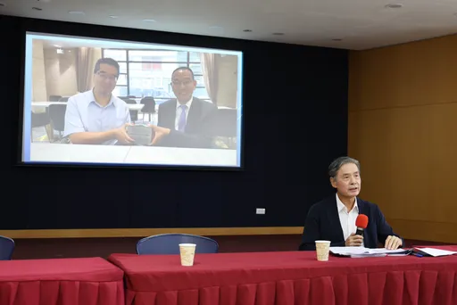 金小刀出大招！出示蕭旭岑「捧錢照」　控拿台商現金發百萬年終
