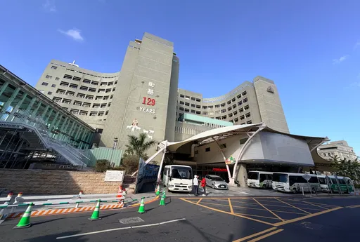 X光機照一半砸病患身上　家屬氣炸喊告！彰基：3月才換鋼索