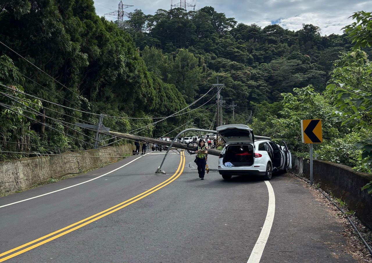 苗栗南庄風美道轎車自撞 電桿、路燈橫倒馬路!交通一度中斷