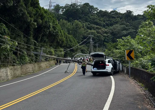苗栗南庄風美道轎車自撞　電桿、路燈橫倒馬路！交通一度中斷