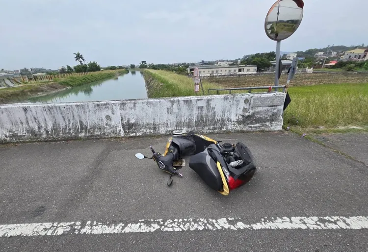 路過民眾看到路旁機車傾倒，水中有2名女子載浮載沉，趕緊報案求援。民眾提供