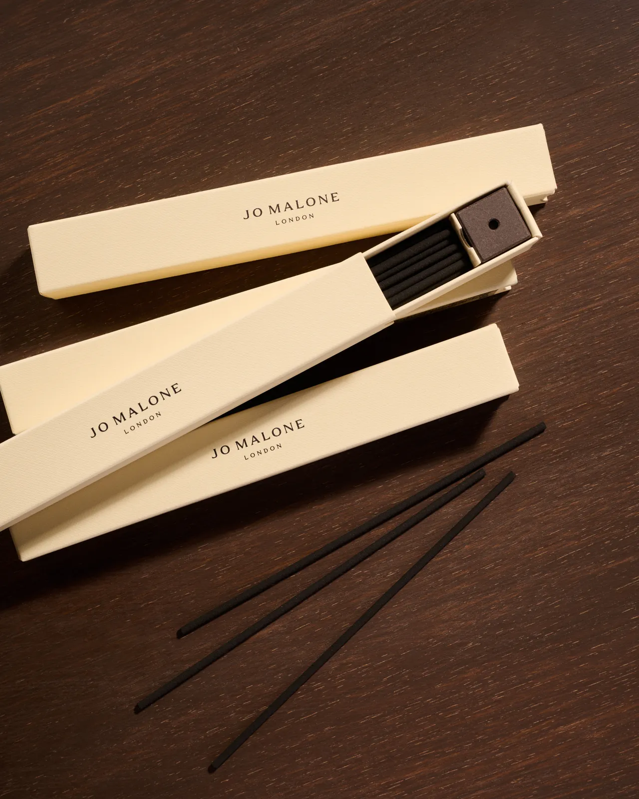 Jo Malone London全新線香系列，檜木與雪松線香1660元、黑琥珀線香1660元。品牌提供
