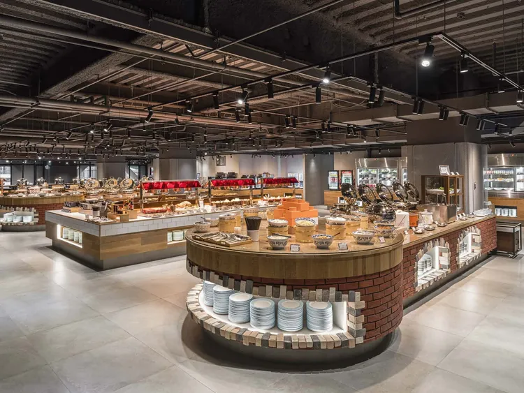 「鳳凰食號」以多國料理與創意早午餐概念打造豐盛饗宴，旅展期間平日單人早午餐券原價759元，優惠價每張550元，再享買七送一，平均單張只要481元，輕鬆入手悠閒的早午餐時光。台中鳳凰酒店提供