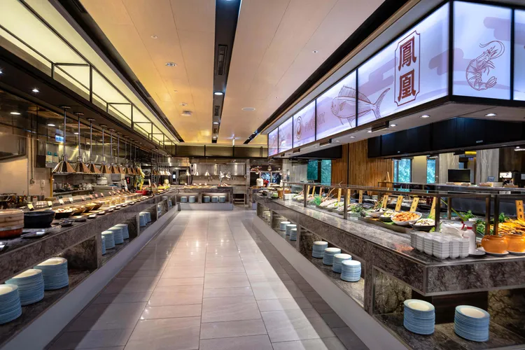 長榮鳳凰酒店（礁溪）桂冠自助餐廳推出平日早午餐餐券優惠，集結多元中西料理與精緻熱食，並提供星巴克咖啡無限暢飲。春季線上旅展期間餐券優惠價768元，享買十送一，平均每張698元，輕鬆品味星級早午餐饗宴。長榮鳳凰酒店（礁溪）提供