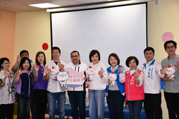 柯志恩14日前往新北市公共托育中心參訪請益新北市長侯友宜。翻攝畫面