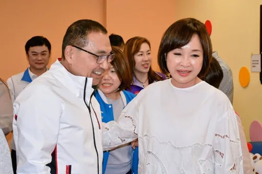 柯志恩新北取經！侯友宜大讚柯育兒三箭　非常有氣魄