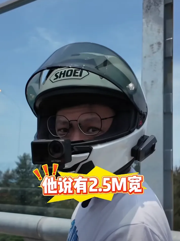 網紅在淡江大橋通車首日，騎乘機車搶先體驗並拍攝影片。翻攝自臉書戰神鄒小捷