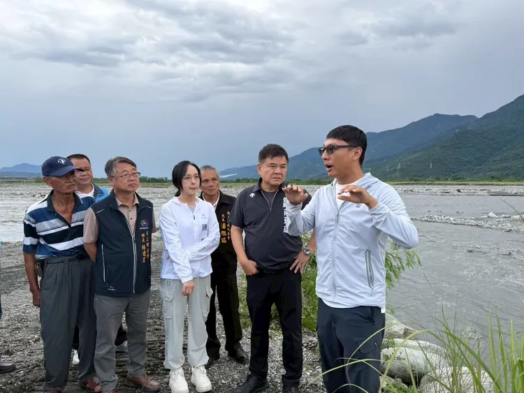 去年8月立委陳瑩與莊瑞雄邀集農業部，與池上鄉長林建宏(左三)、吳阿森(左一)前往池上圳會勘。立委陳瑩服務處提供
