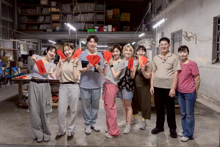 阿喜（左起）、夏語心、梁赫群、王瞳、林柏妤、宮美樂、印刷廠老闆等赴南投草屯出外景。公視台語台提供