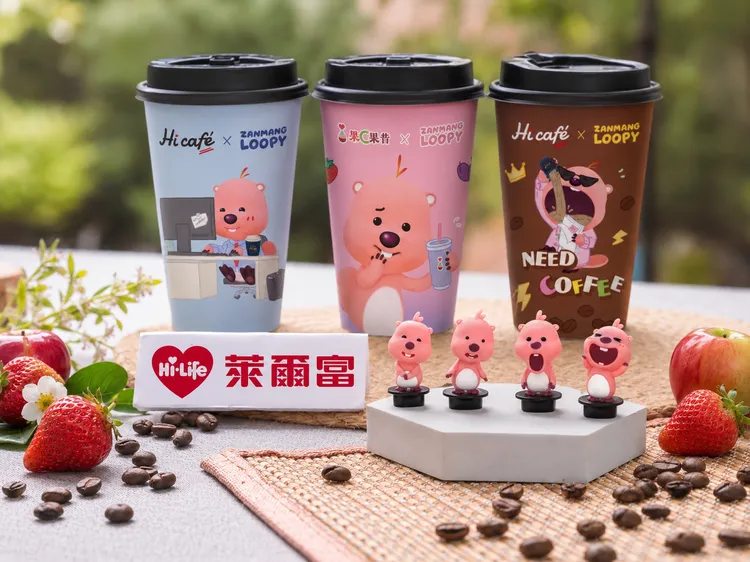 期間購買Hi café或果昔2兩杯，還可加購35元獲得隨機杯塞。萊爾富提供