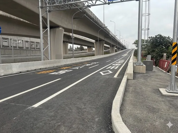 淡江大橋屬快速公路範圍，若有違規停車、違規行駛，將依法處新台幣3000元以上、6000元以下罰鍰。警方提供