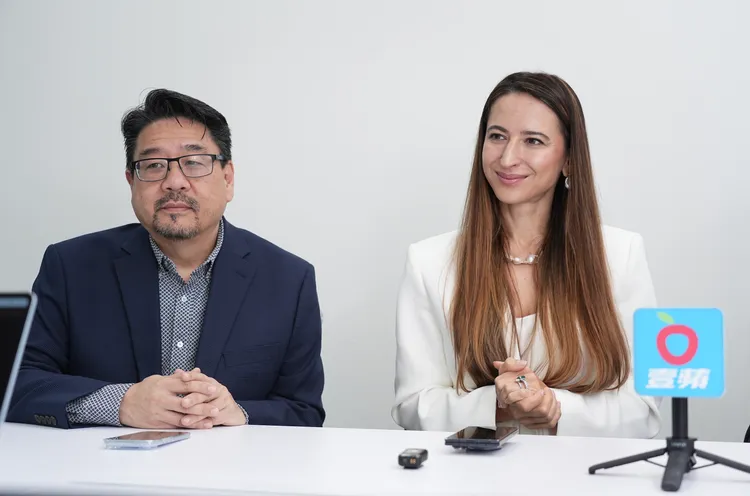 查爾斯河實驗室科學諮詢服務副總裁Dr. Sam Chuang與亞太區製造總監Nadiya Kravchuk。彭欣偉攝