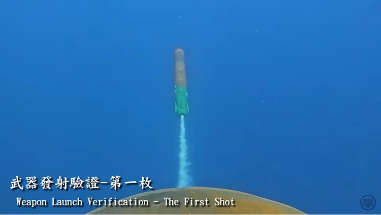 台船今天公布昨日操雷影片，影片中可見海鯤艦在外海發射2枚魚雷測試，並以「大武艦」回收操雷。台灣國際造船YT