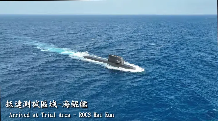 台船今天公布昨日操雷影片，影片中可見海鯤艦在外海發射2枚魚雷測試，並以「大武艦」回收操雷。台灣國際造船YT