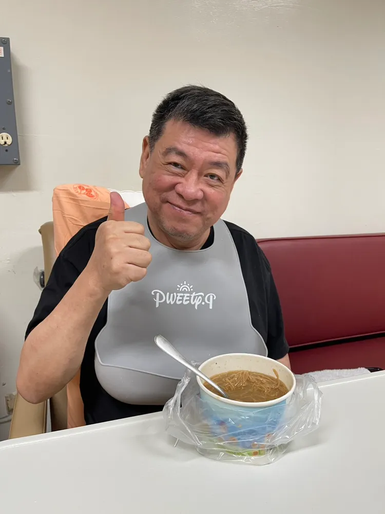 孫德榮現在吃飯，有時候不小心會嗆到，提醒自己慢慢吃。孫德榮提供