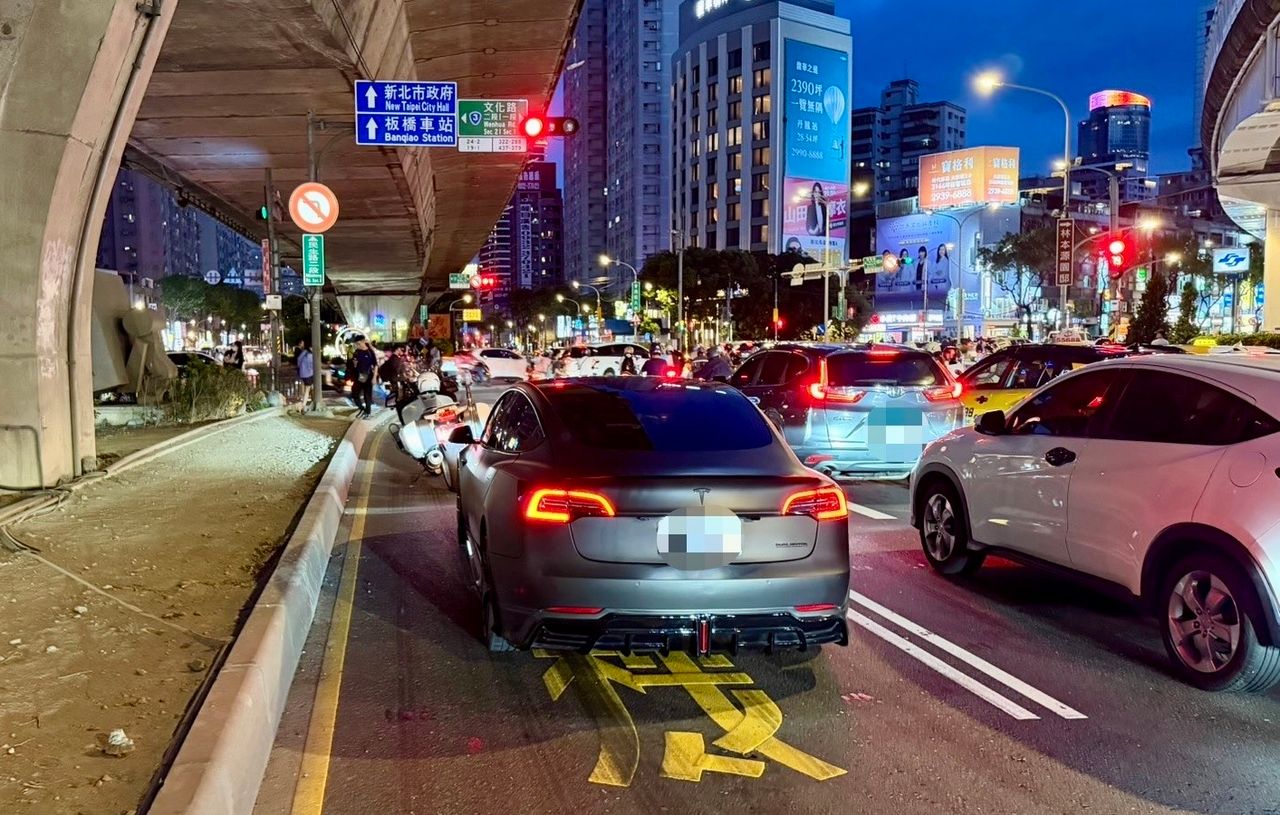 特斯拉男衝撞警車...嗆「看條子不爽很久了」 5/20又上路要台北人小心