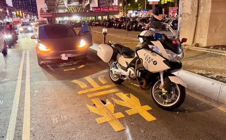 邱男追撞警車。翻攝畫面