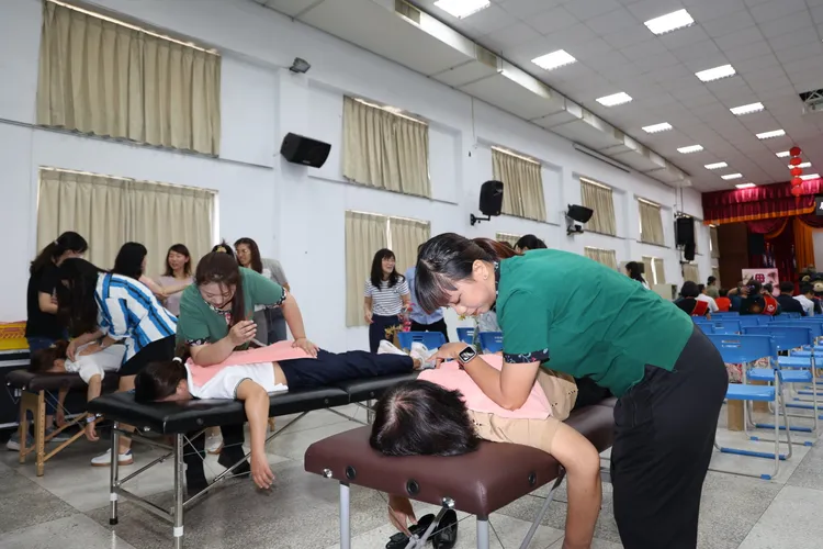 屏東縣警局請來按摩師替辛苦的女性同仁抒壓一下。縣警局提供