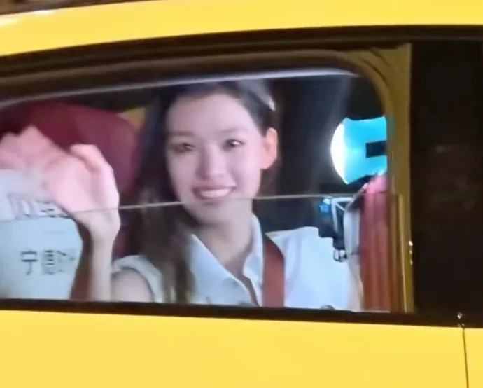 張藝上被淘汰後就搭計程車離場。翻攝鮮娛君微博