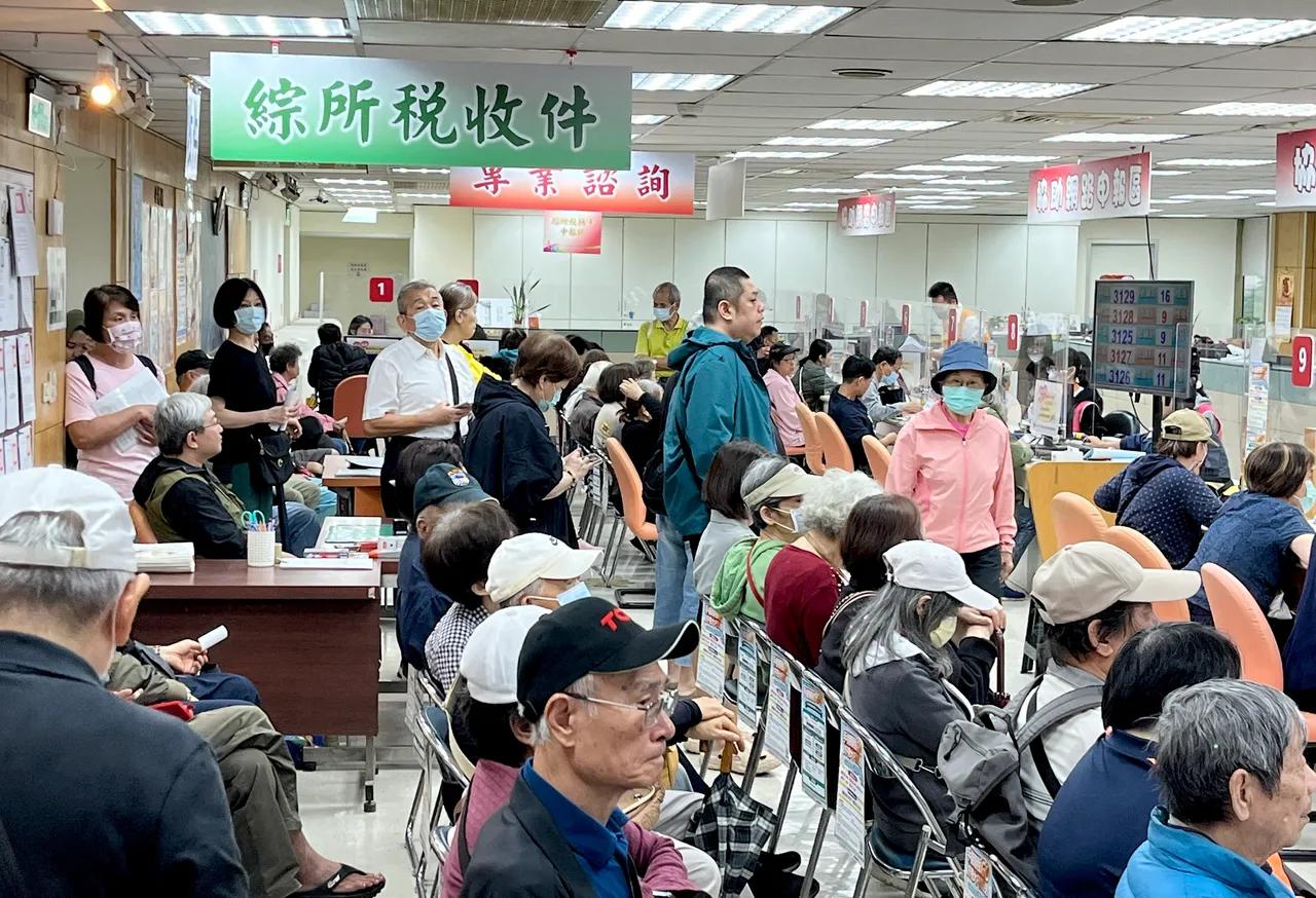 連假後今首個臨櫃報稅日湧人潮　逾百萬件完成申報手機佔65%