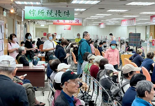 連假後今首個臨櫃報稅日湧人潮　逾百萬件完成申報手機佔65%