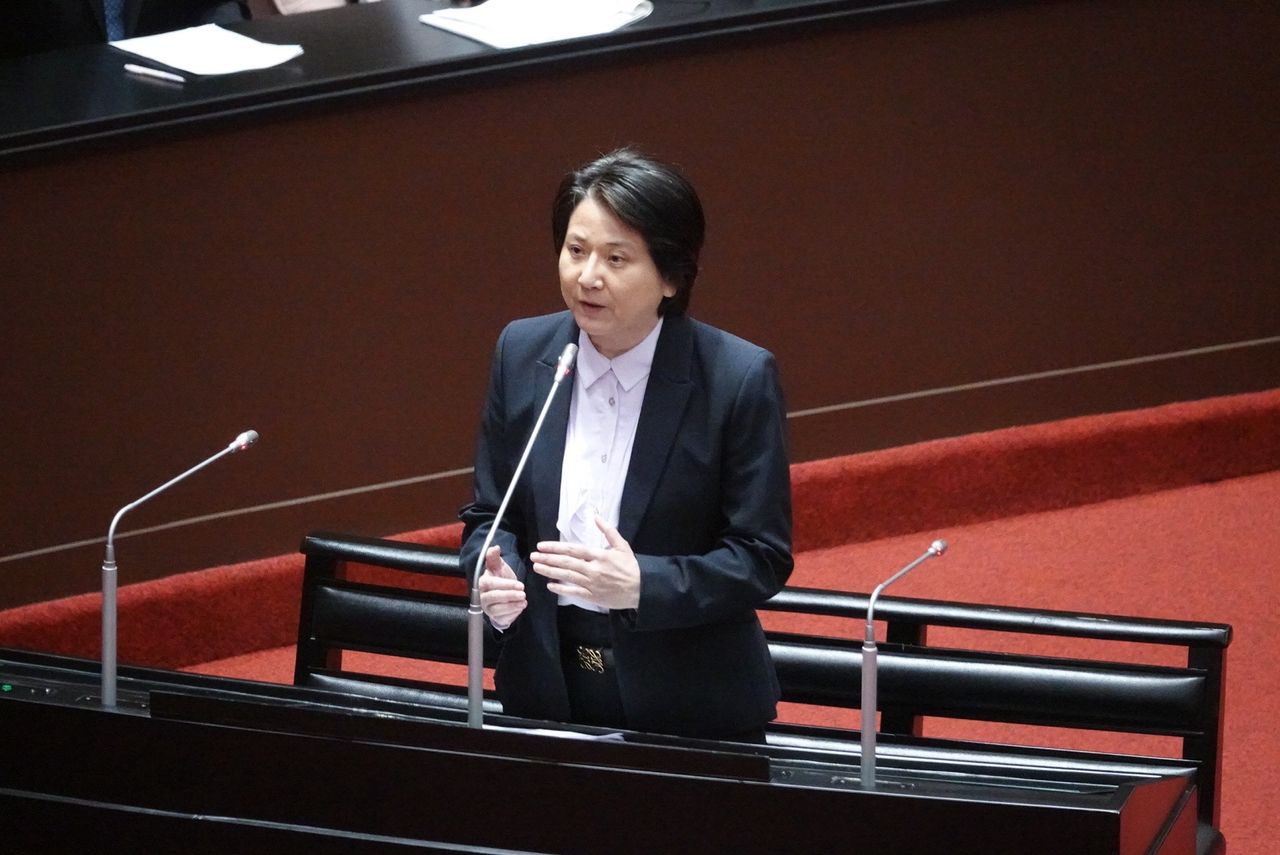 藍營「三班護病比入法」通過 白委落淚被超譯!本人說話了
