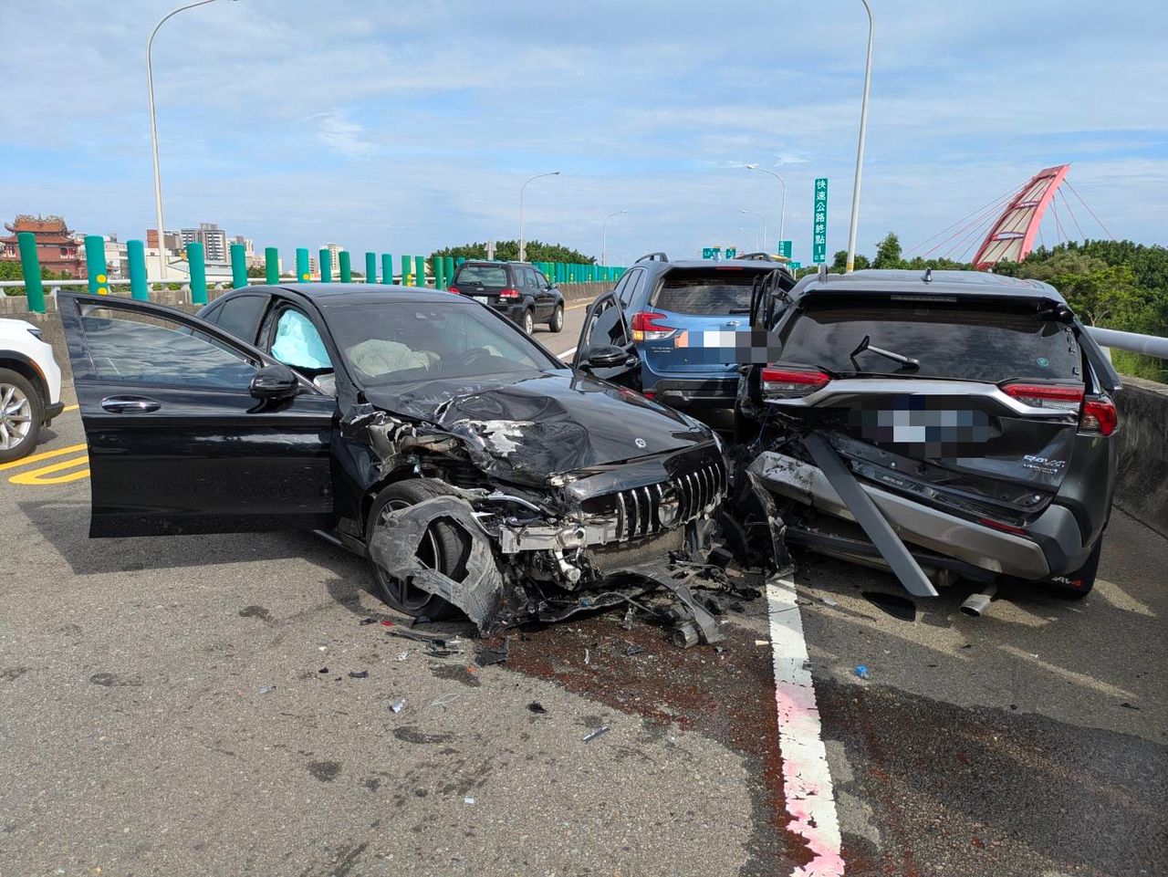 台68南寮往新豐匝道3車事故 3男女受傷送醫