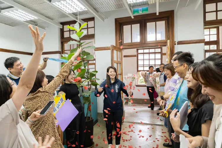 高虹安率主管團隊送康乃馨，加碼百元禮券。新竹市府提供