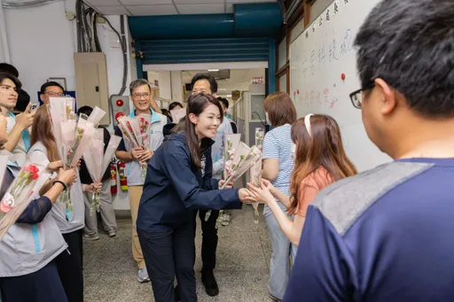 暖心小確幸！高虹安贈康乃馨「加碼百元禮券」 打造竹市府友善職場環境