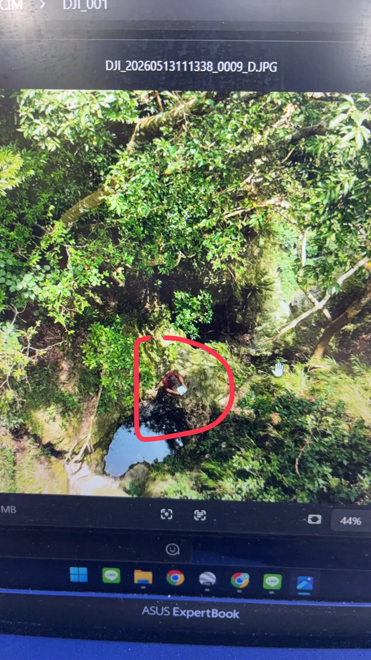 馬修受困的山洞有水源。翻攝畫面