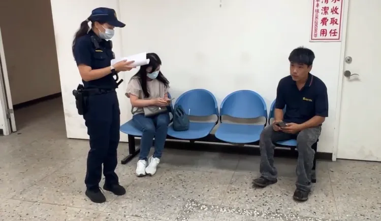 診所護理長、電梯公司業者都到殯儀館配合檢警相驗。讀者提供