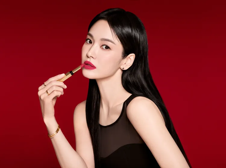宋慧喬示範嬌蘭KISSKISS法式之吻極致柔霧唇膏#357。品牌提供