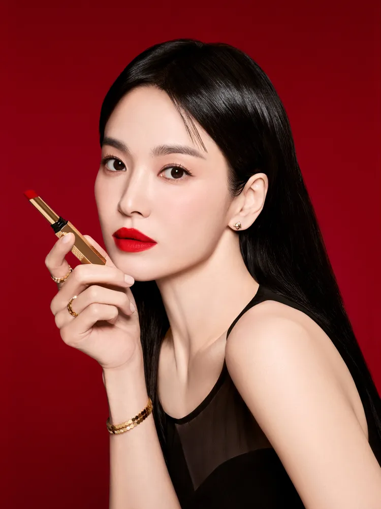 宋慧喬示範嬌蘭KISSKISS法式之吻極致柔霧唇膏#510。品牌提供