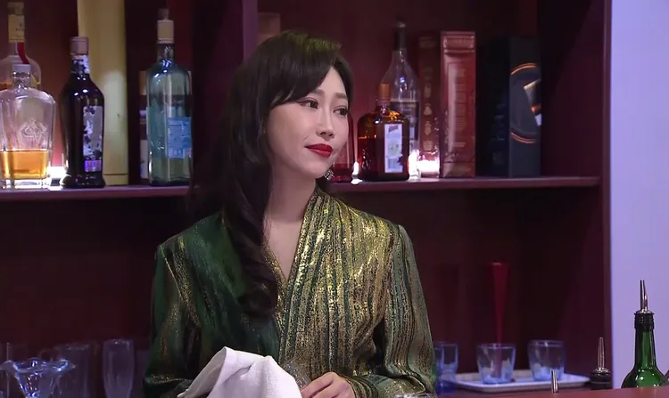 黃露瑤在戲裡飾演風情萬種的酒吧老闆娘。台視提供