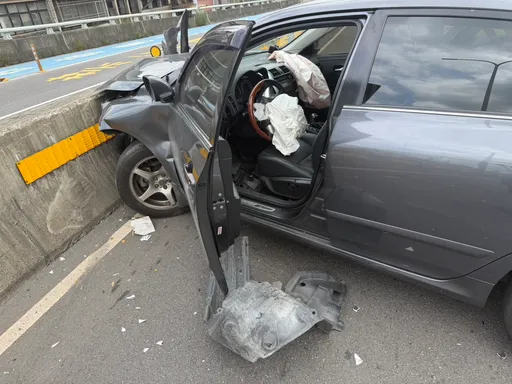 三鶯大橋小客車過彎打滑自撞　車頭毀...安全氣囊全爆開