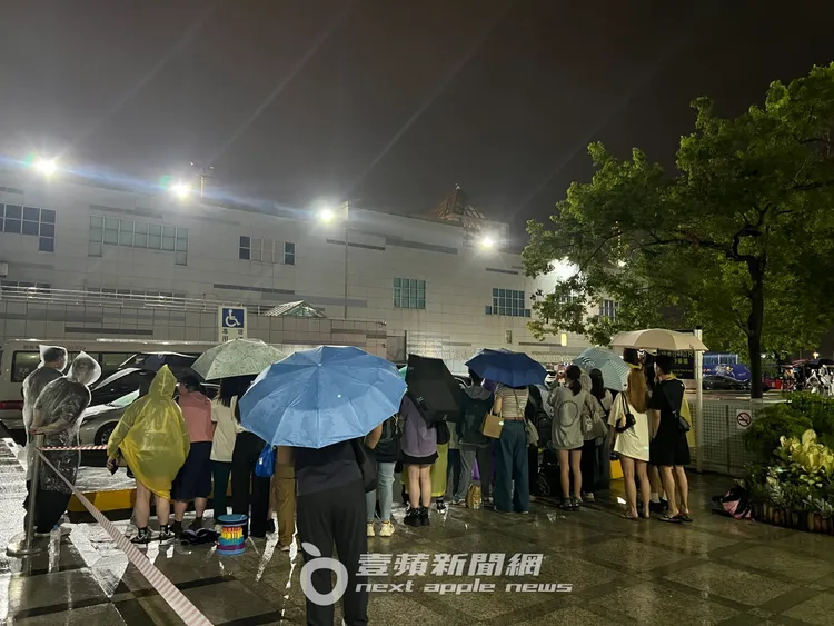 粉絲不畏下雨，撐傘等待GD降臨。陳薇安攝