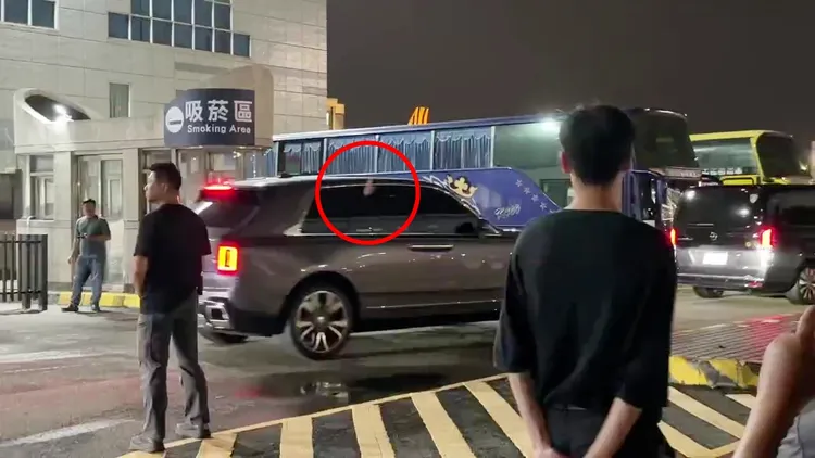 GD離去前拉下車窗，從縫隙中伸出手道別。特勤中心攝