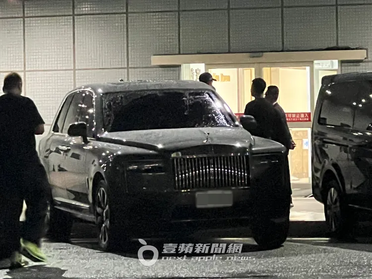 GD抵台後搭乘要價近3000萬的勞斯萊斯。陳薇安攝