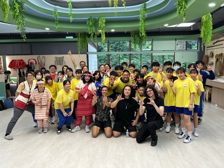Tennyson King與Aysanabee去年到新北市烏來國小舉辦國際講唱工作坊。本人提供