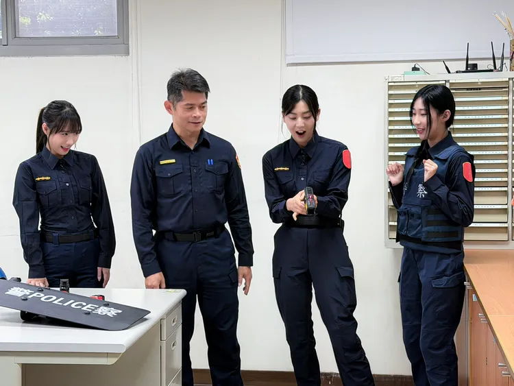 韓籍隊長睦那京(中)搭檔台灣女孩小雲(左)、璇璇 (右)換上警服體驗警察日常，大秀反差萌 。麥卡貝網路電視提供