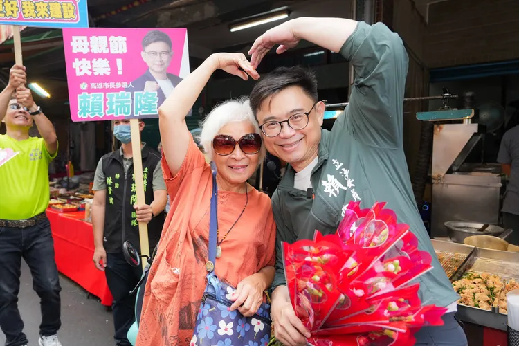 立委賴瑞隆10日前往林園早市發放康乃馨。翻攝畫面