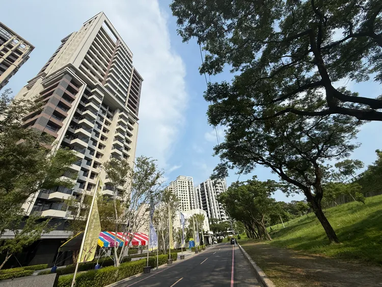 仁武澄清湖建案，因高低樓層與前後棟別，有著較高價差。葉家銘攝
