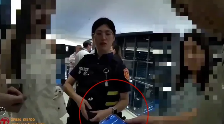 男子(圖右)出示手機拍攝內容，多為兩名女子背景，聲稱以為是熟人，並無侵犯隱私的意圖。翻攝畫面