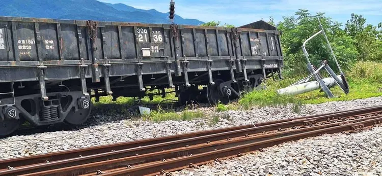 台鐵池上站發生貨物列車發生編組溜逸出軌撞及電桿事故。取自「三鐵情報社：事故通報與鐵道事件分享」臉書粉專