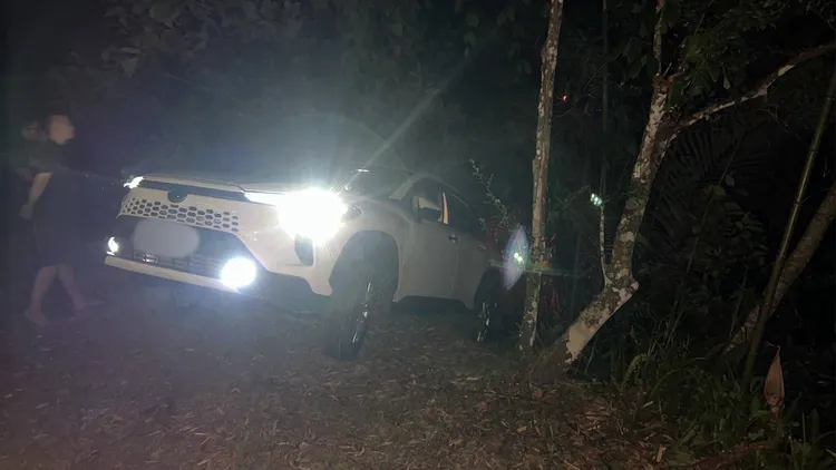 車輛懸卡於邊坡。橫山警分局提供