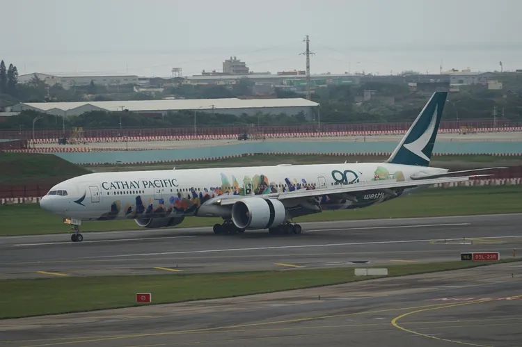 國泰航空迎來80週年，日前「香港精神號」彩繪機首航台北。翻攝自國泰航空臉書