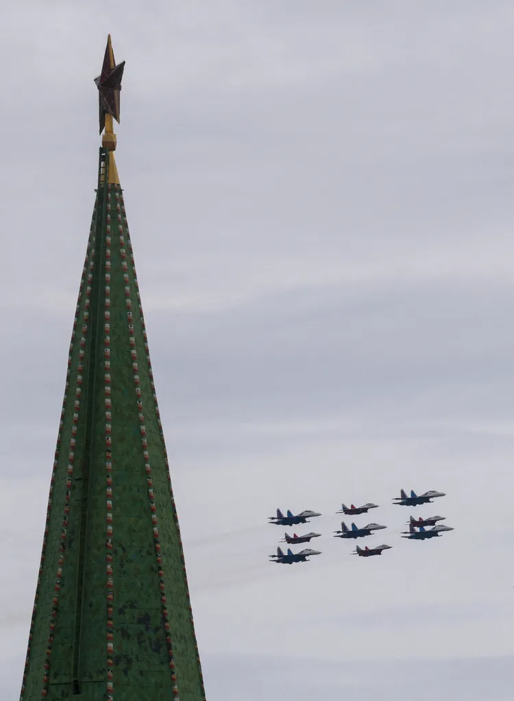 俄羅斯「雨燕」（Strizhi）特技飛行隊的 MiG-29 戰機，以及「俄羅斯勇士」（Russkiye Vityazi）特技飛行隊的 Su-30SM 戰機，在勝利日閱兵與飛行表演中飛越上空。
。路透