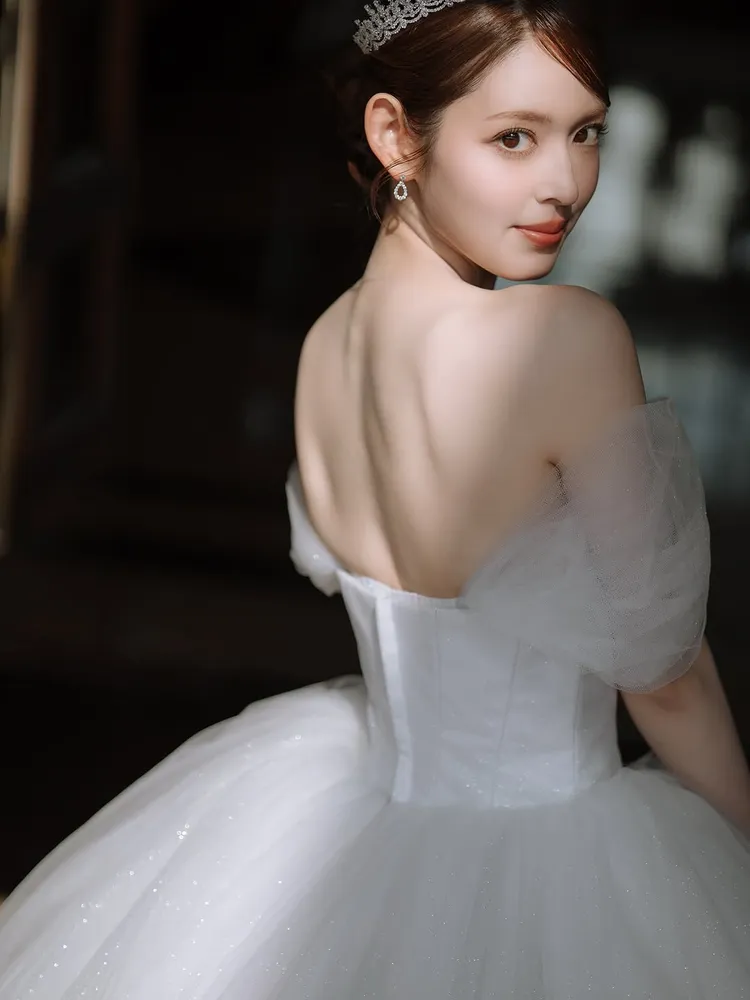 矢作穗香穿婚紗秀出美背。翻攝矢作穗香IG