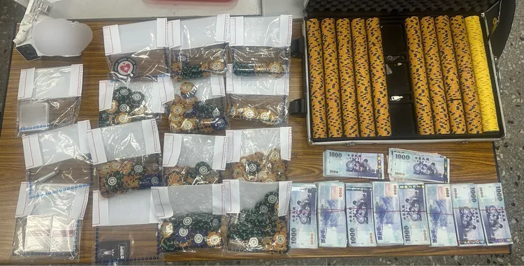 警方查扣相關證物。翻攝畫面